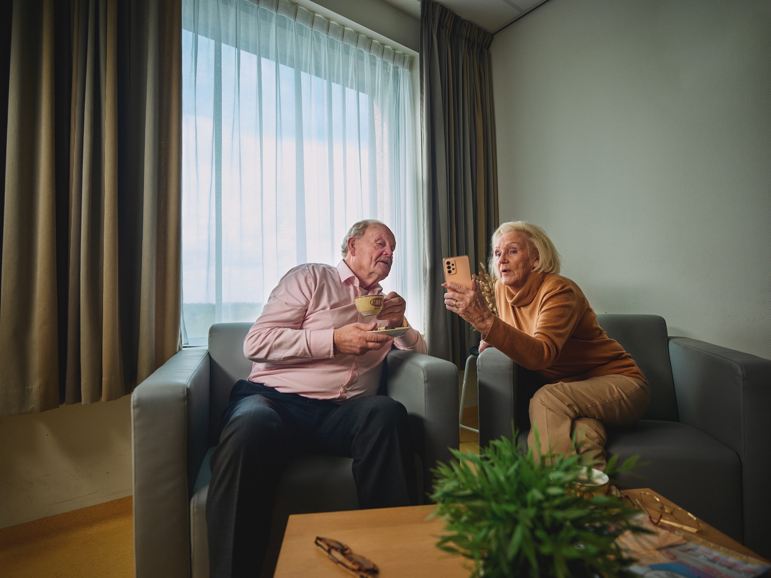 Foto van ouder echtpaar met thuismonitoring